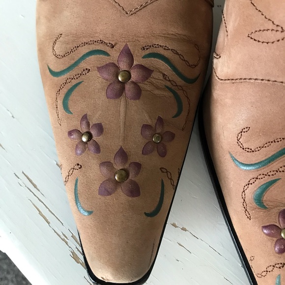 Roper Tan with red/green detailing women’s suede mules, size 8.5 - Picture 3 of 9